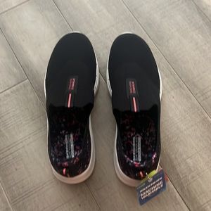 NWT Skechers GO WALK 6 Floral Sunrise Size 8.5